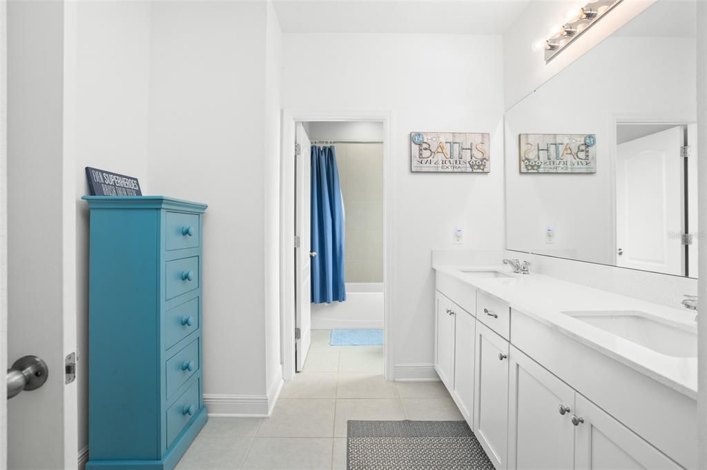 En Venta: $2,099,999 (5 camas, 4 baños, 4498 Pies cuadrados)