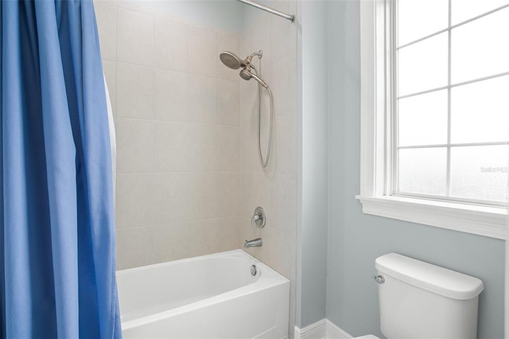 En Venta: $2,099,999 (5 camas, 4 baños, 4498 Pies cuadrados)