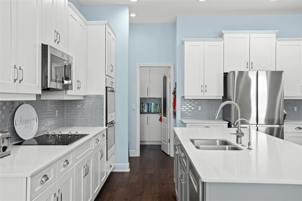 En Venta: $2,099,999 (5 camas, 4 baños, 4498 Pies cuadrados)