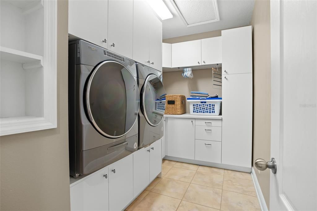 En Venta: $2,099,999 (5 camas, 4 baños, 4498 Pies cuadrados)