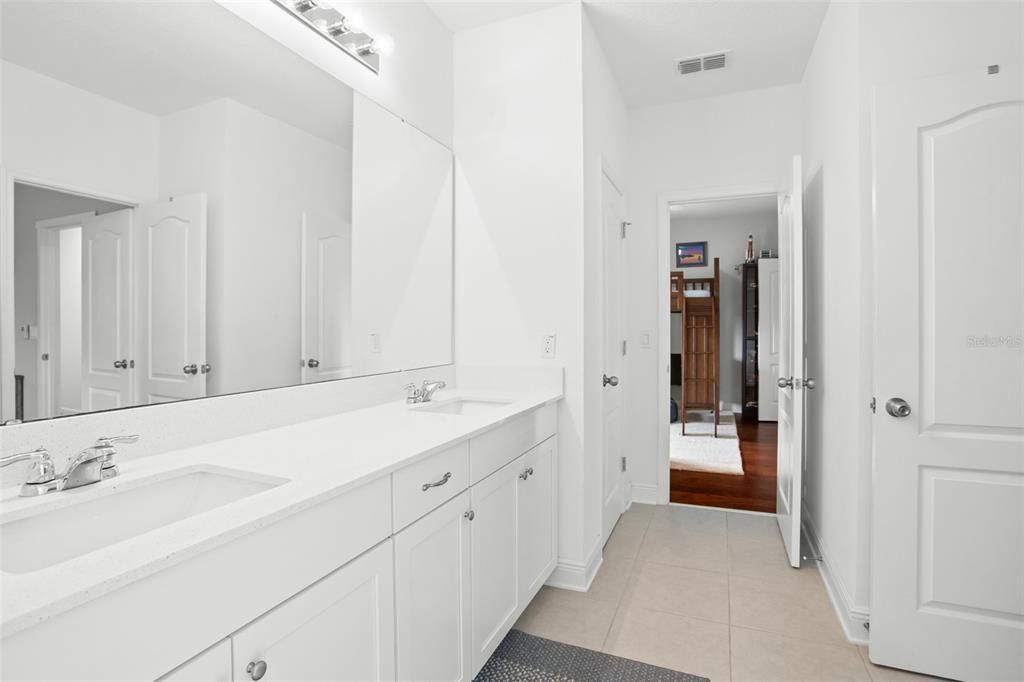 En Venta: $2,099,999 (5 camas, 4 baños, 4498 Pies cuadrados)