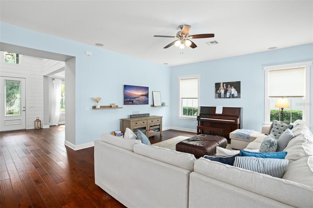 En Venta: $2,099,999 (5 camas, 4 baños, 4498 Pies cuadrados)