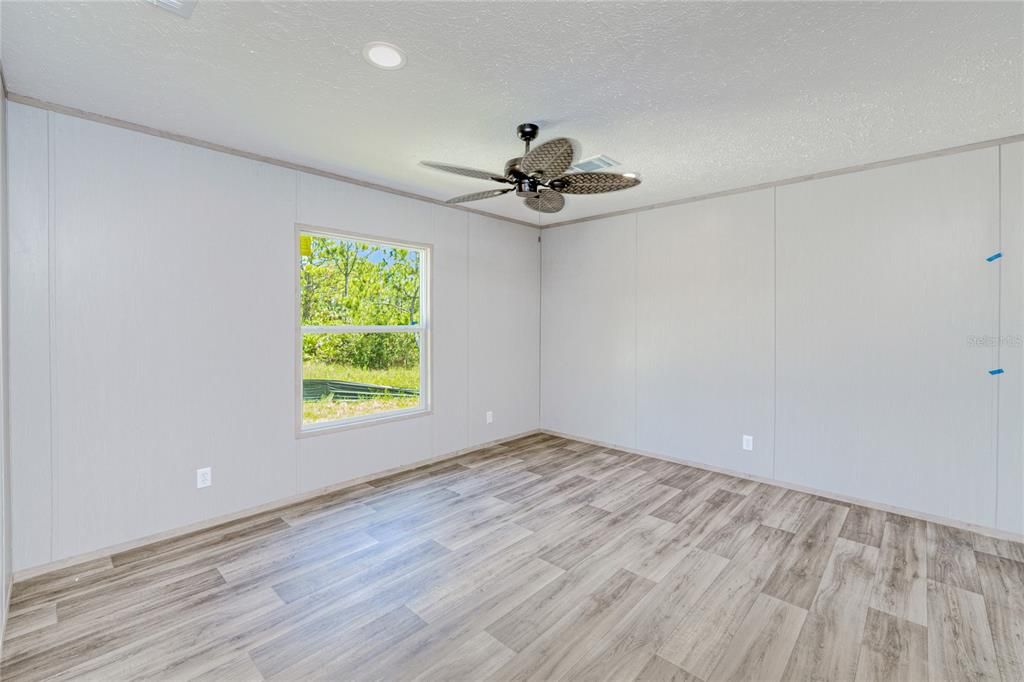 For Sale: $351,000 (5 beds, 3 baths, 2001 Square Feet)