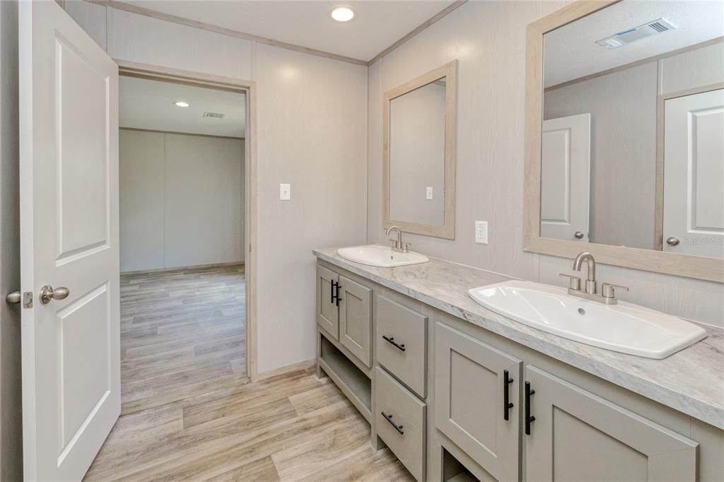 For Sale: $351,000 (5 beds, 3 baths, 2001 Square Feet)