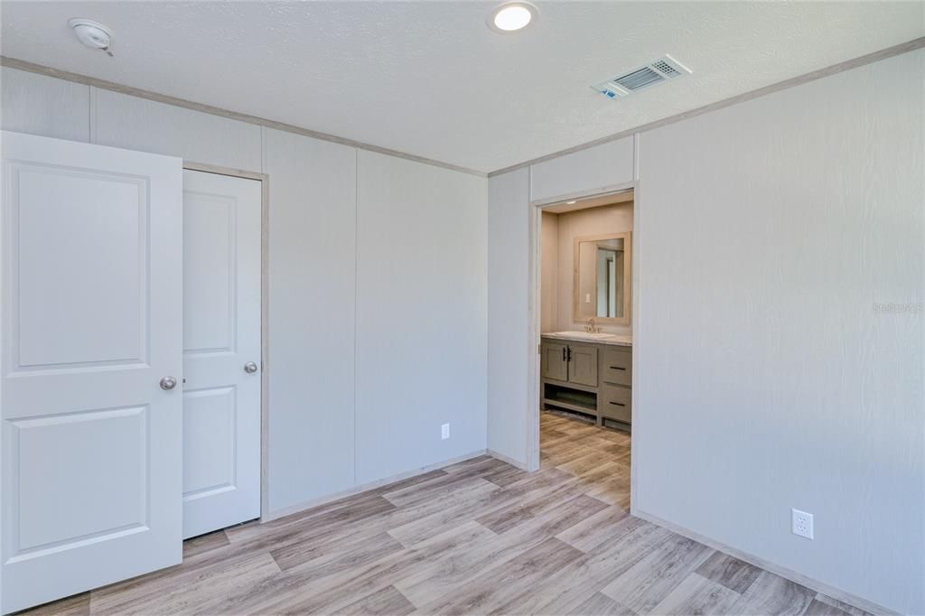 For Sale: $351,000 (5 beds, 3 baths, 2001 Square Feet)