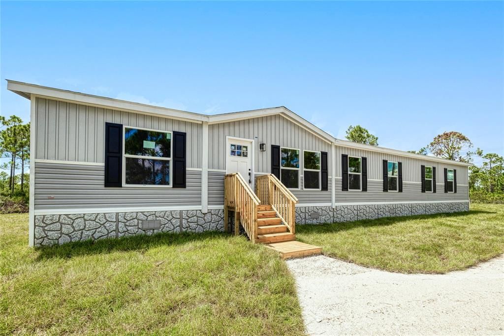 For Sale: $351,000 (5 beds, 3 baths, 2001 Square Feet)