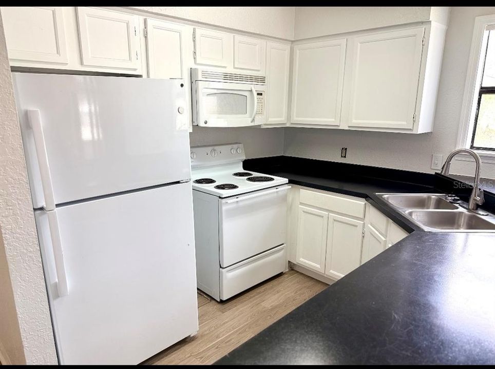 For Sale: $158,500 (1 beds, 1 baths, 749 Square Feet)