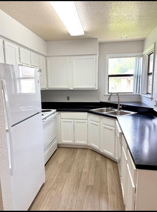 For Sale: $158,500 (1 beds, 1 baths, 749 Square Feet)