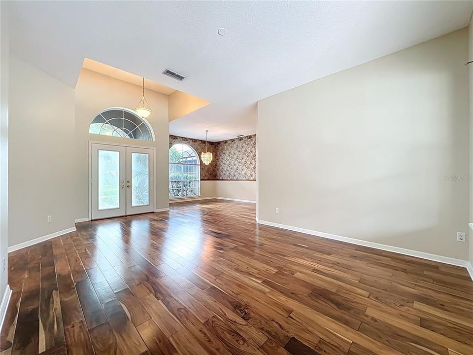 Activo con contrato: $595,000 (4 camas, 3 baños, 2271 Pies cuadrados)