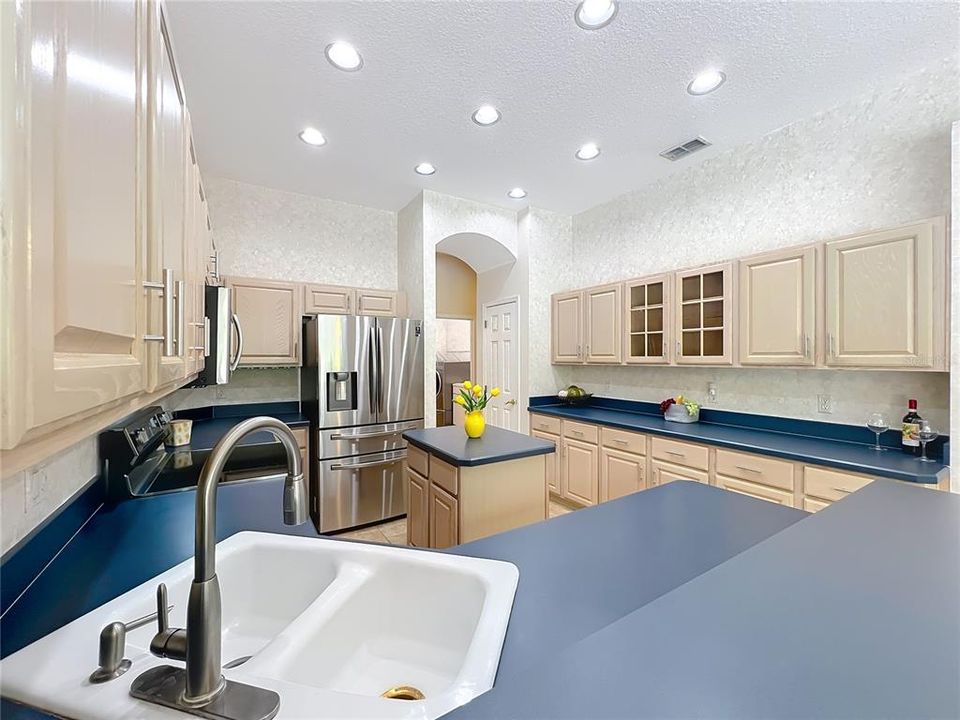 Activo con contrato: $595,000 (4 camas, 3 baños, 2271 Pies cuadrados)