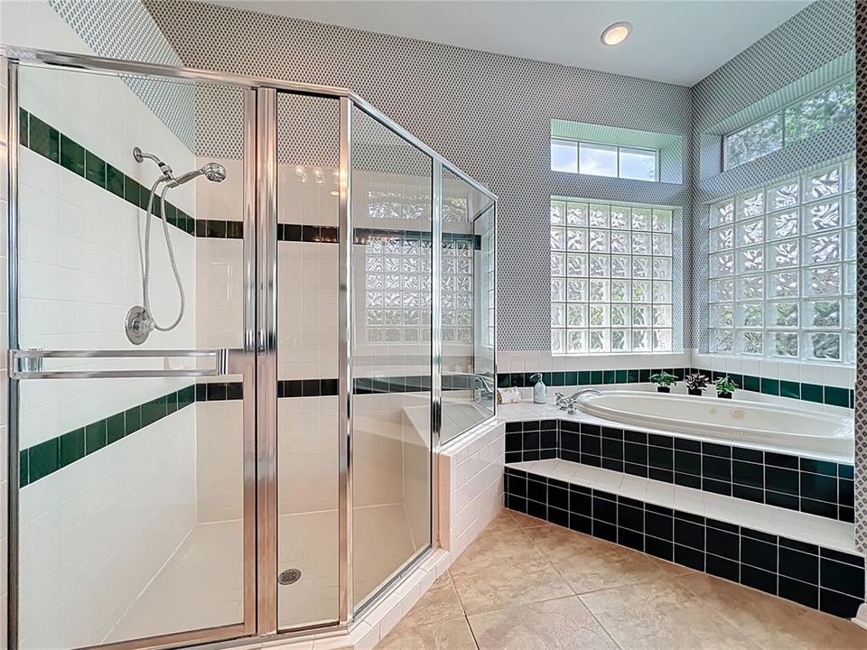 Activo con contrato: $595,000 (4 camas, 3 baños, 2271 Pies cuadrados)