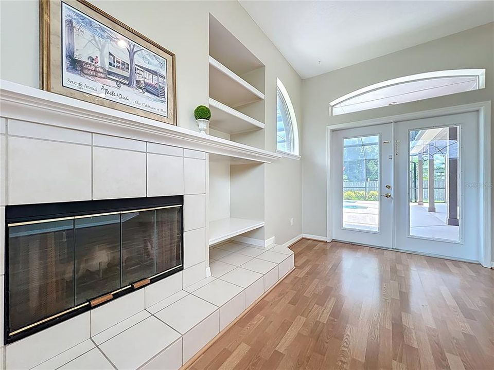 Activo con contrato: $595,000 (4 camas, 3 baños, 2271 Pies cuadrados)