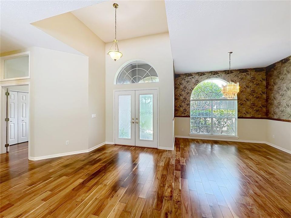 Activo con contrato: $595,000 (4 camas, 3 baños, 2271 Pies cuadrados)