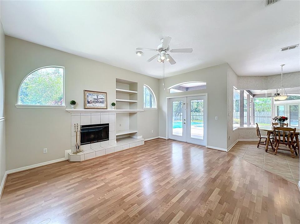 Activo con contrato: $595,000 (4 camas, 3 baños, 2271 Pies cuadrados)