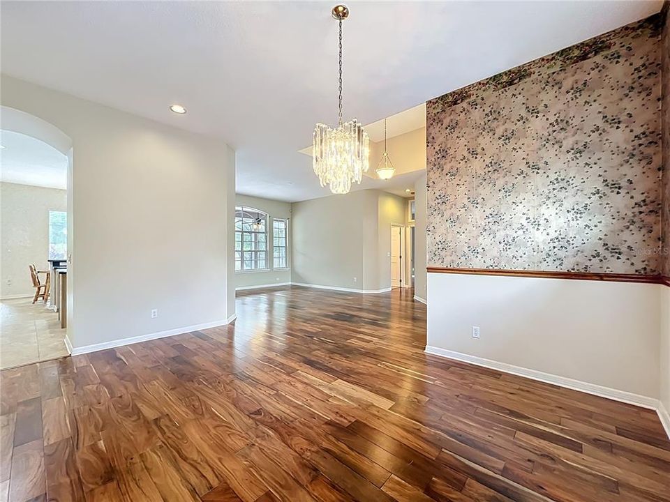 Activo con contrato: $595,000 (4 camas, 3 baños, 2271 Pies cuadrados)