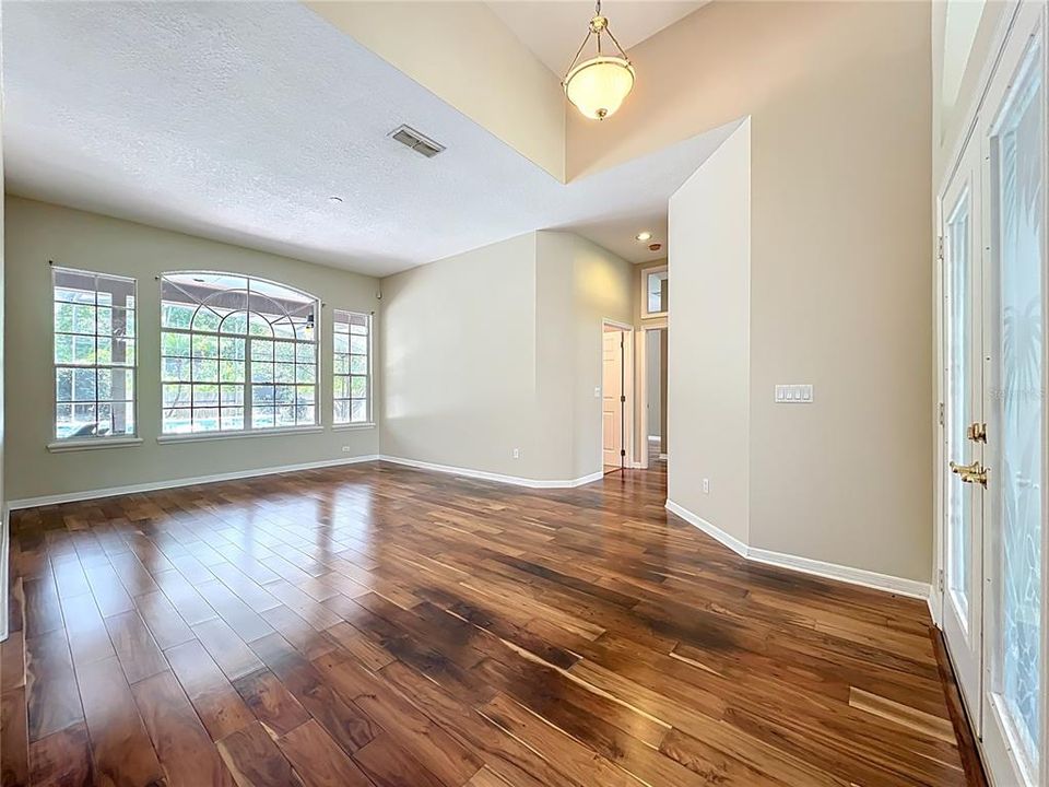 Activo con contrato: $595,000 (4 camas, 3 baños, 2271 Pies cuadrados)