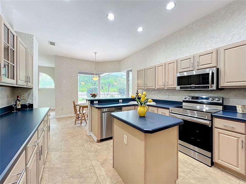 Activo con contrato: $595,000 (4 camas, 3 baños, 2271 Pies cuadrados)