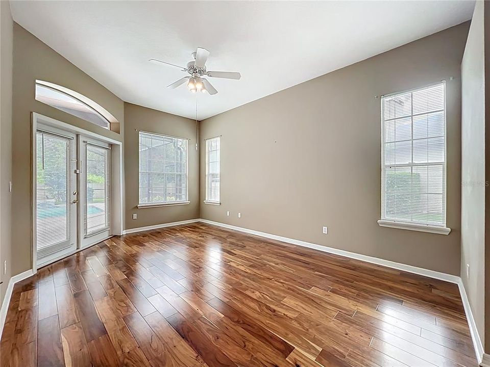 Activo con contrato: $595,000 (4 camas, 3 baños, 2271 Pies cuadrados)