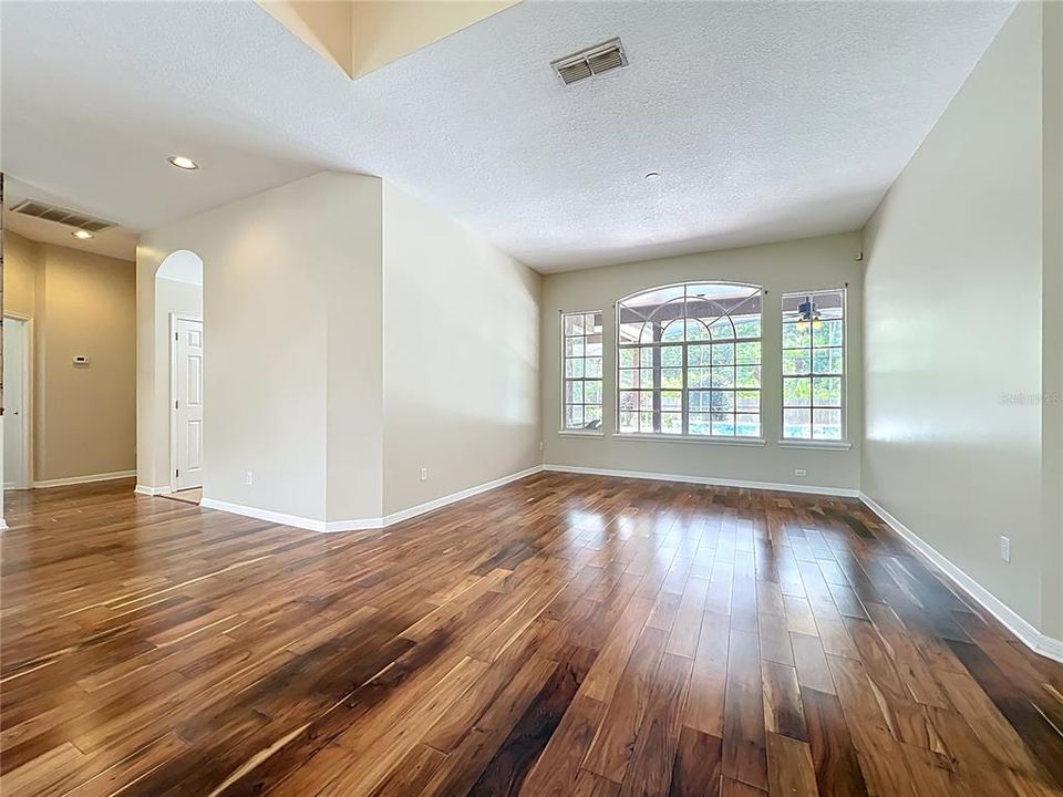 Activo con contrato: $595,000 (4 camas, 3 baños, 2271 Pies cuadrados)