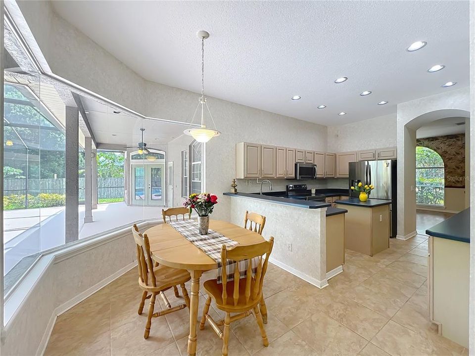 Activo con contrato: $595,000 (4 camas, 3 baños, 2271 Pies cuadrados)