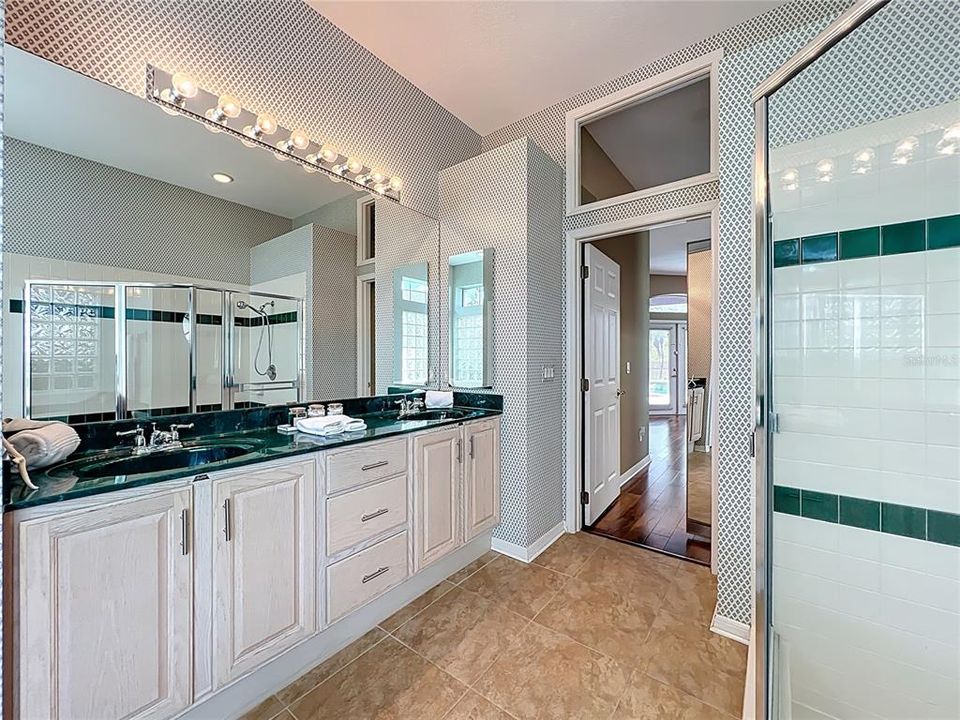 Activo con contrato: $595,000 (4 camas, 3 baños, 2271 Pies cuadrados)