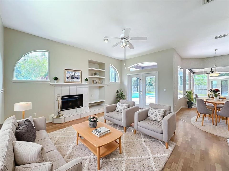 Activo con contrato: $595,000 (4 camas, 3 baños, 2271 Pies cuadrados)