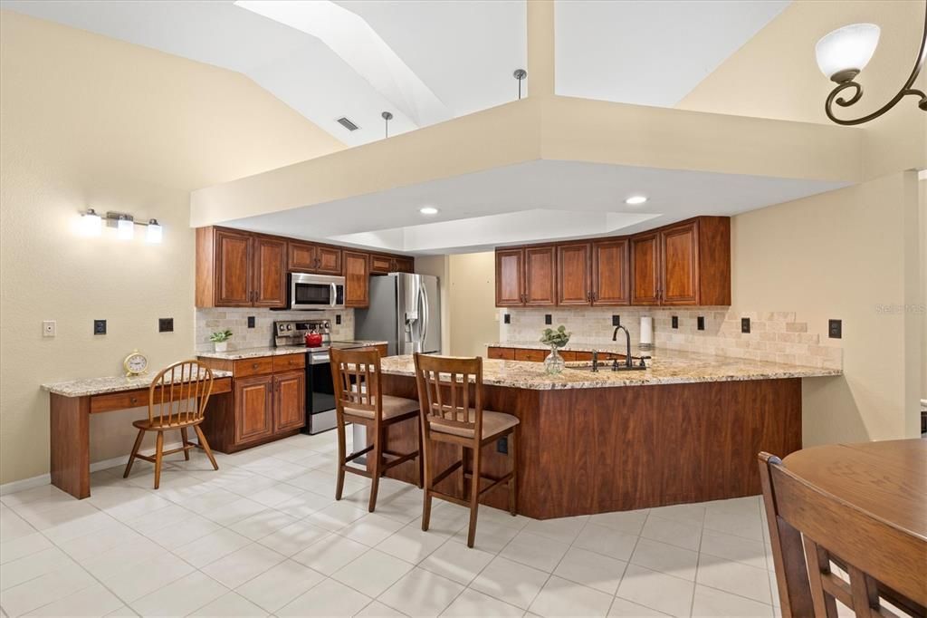 合同活跃: $395,000 (3 贝兹, 2 浴室, 2066 平方英尺)