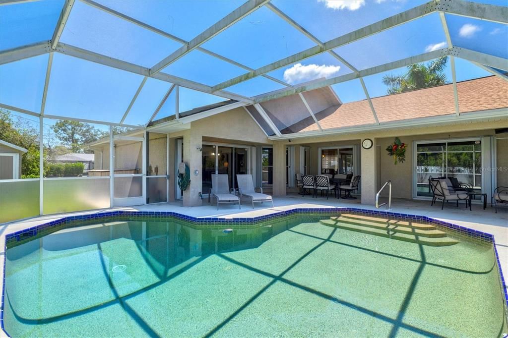 合同活跃: $395,000 (3 贝兹, 2 浴室, 2066 平方英尺)