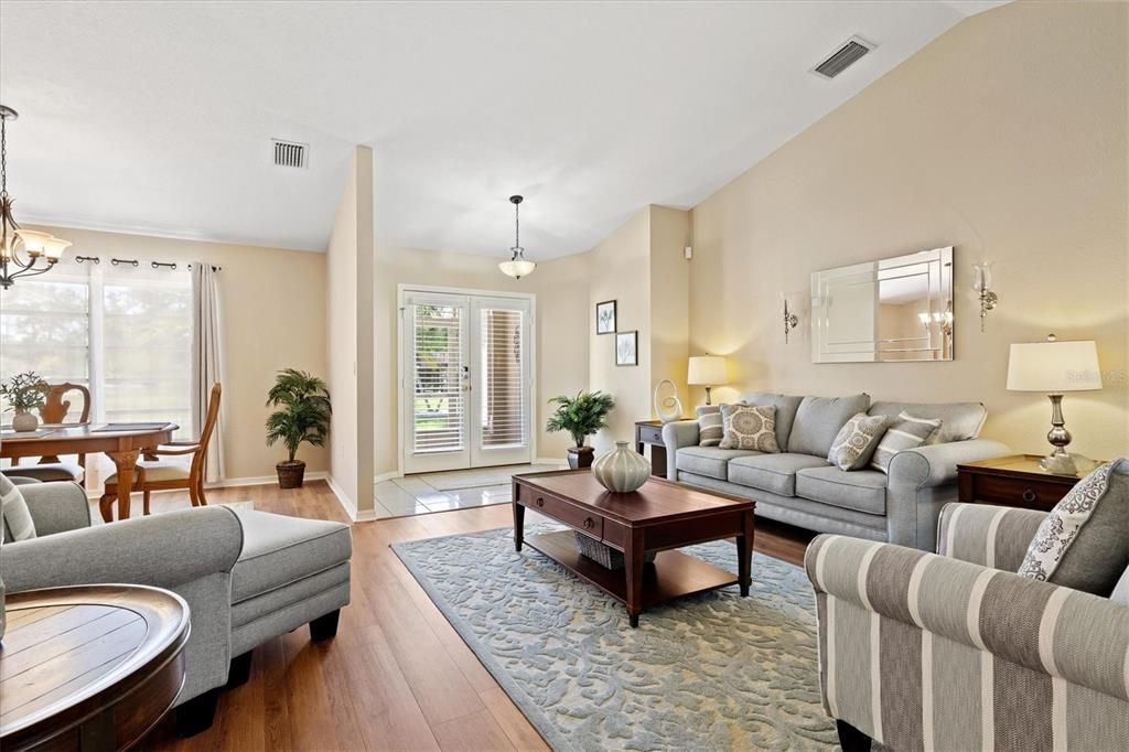 合同活跃: $395,000 (3 贝兹, 2 浴室, 2066 平方英尺)