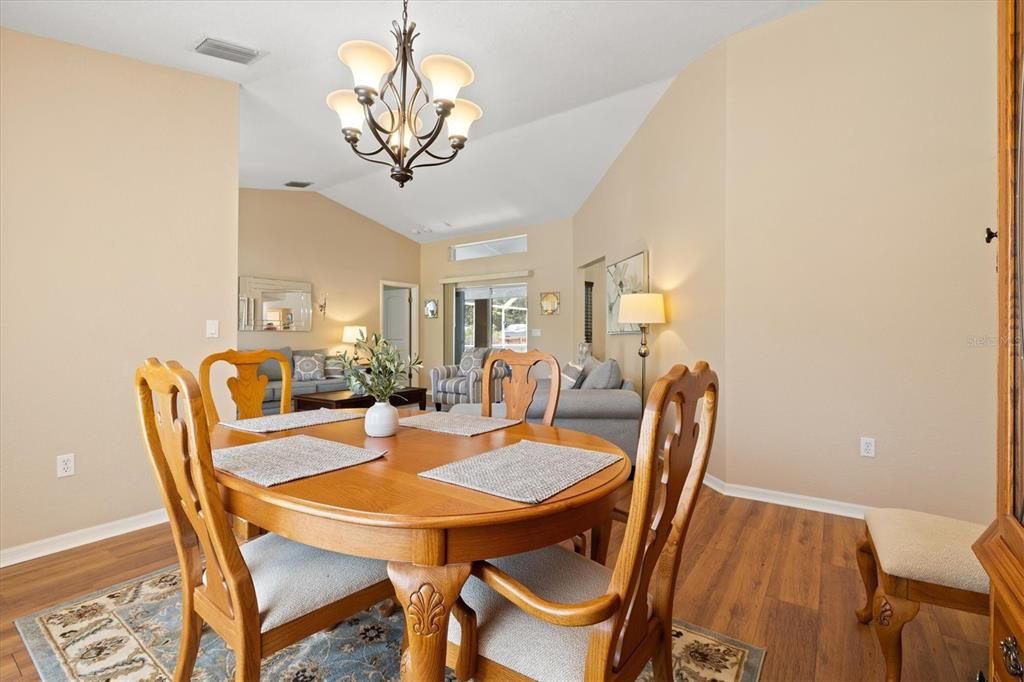 合同活跃: $395,000 (3 贝兹, 2 浴室, 2066 平方英尺)