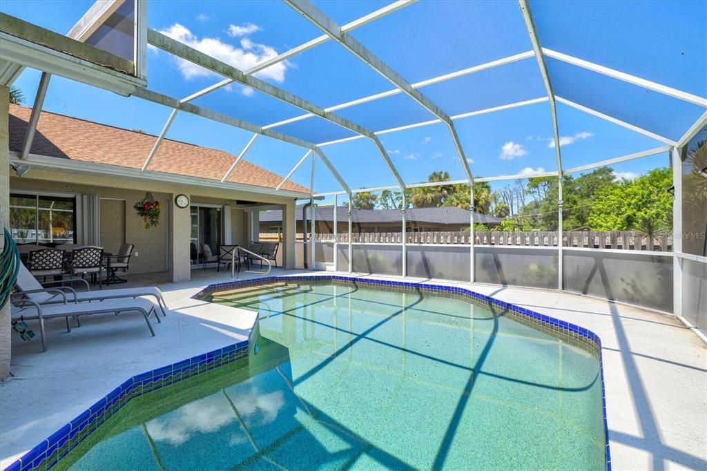 合同活跃: $395,000 (3 贝兹, 2 浴室, 2066 平方英尺)