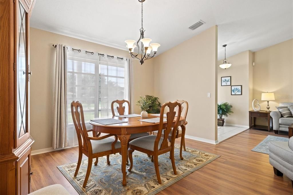 合同活跃: $395,000 (3 贝兹, 2 浴室, 2066 平方英尺)