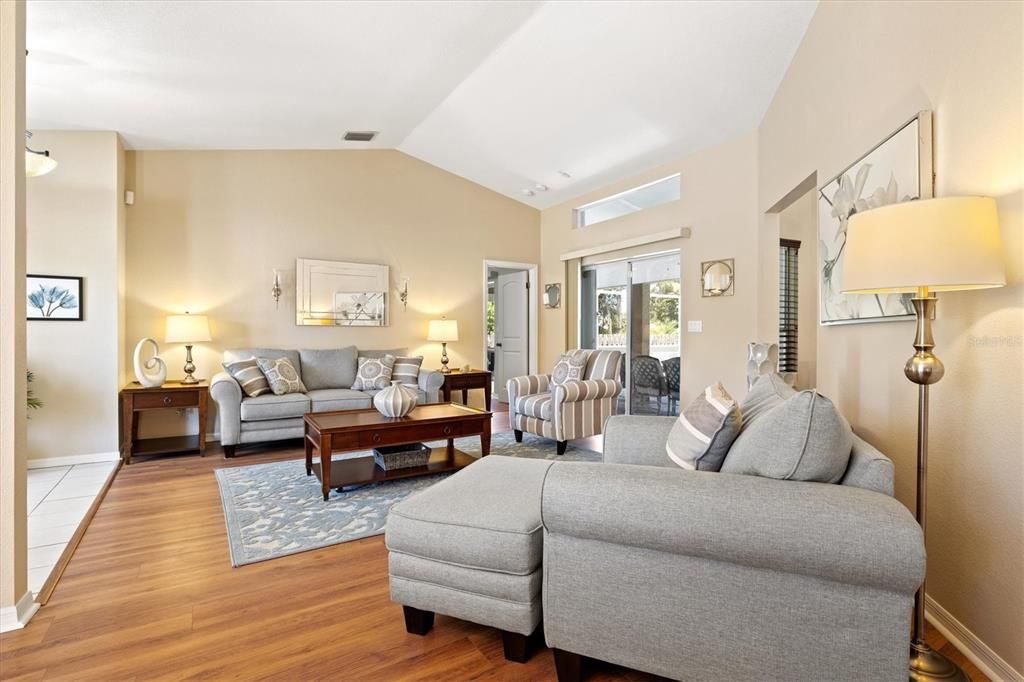 合同活跃: $395,000 (3 贝兹, 2 浴室, 2066 平方英尺)