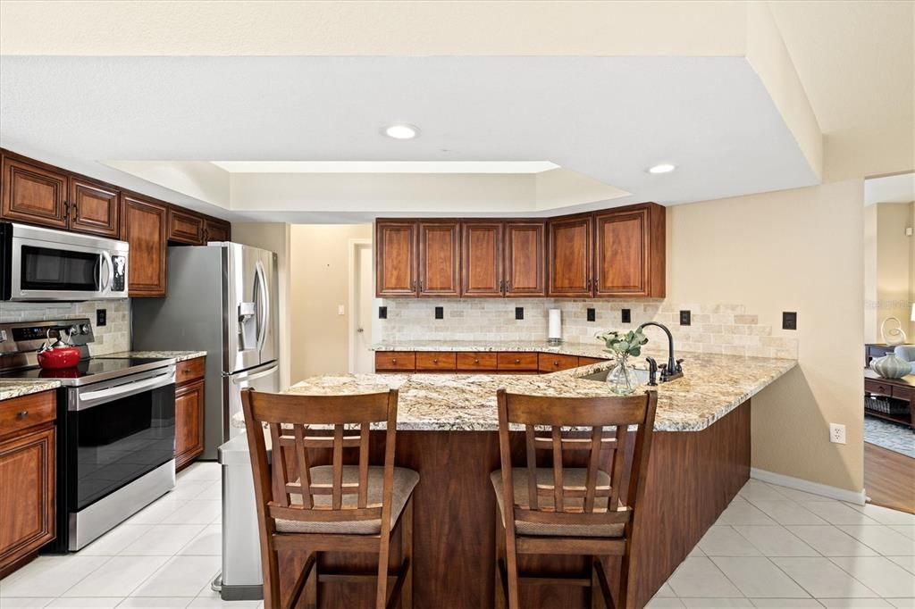 合同活跃: $395,000 (3 贝兹, 2 浴室, 2066 平方英尺)