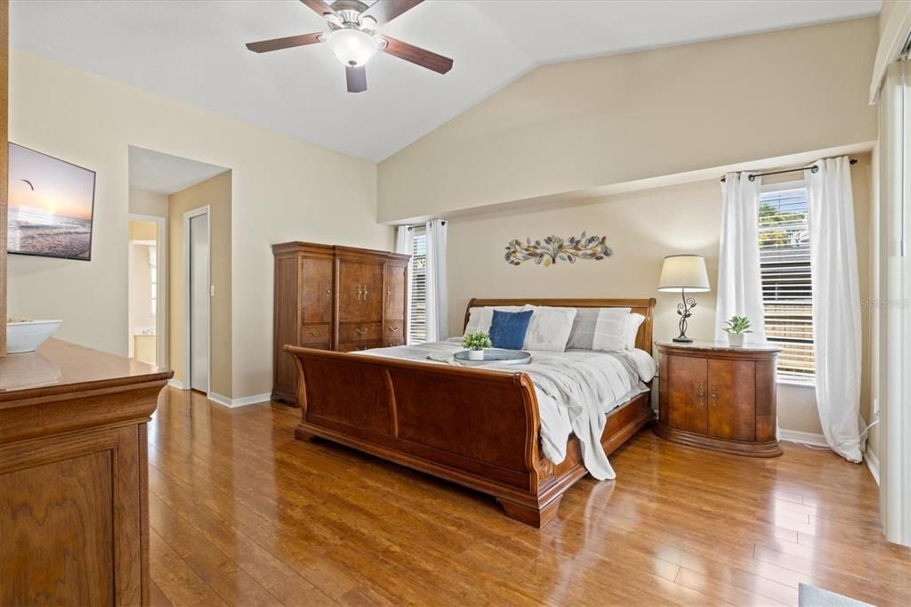 合同活跃: $395,000 (3 贝兹, 2 浴室, 2066 平方英尺)