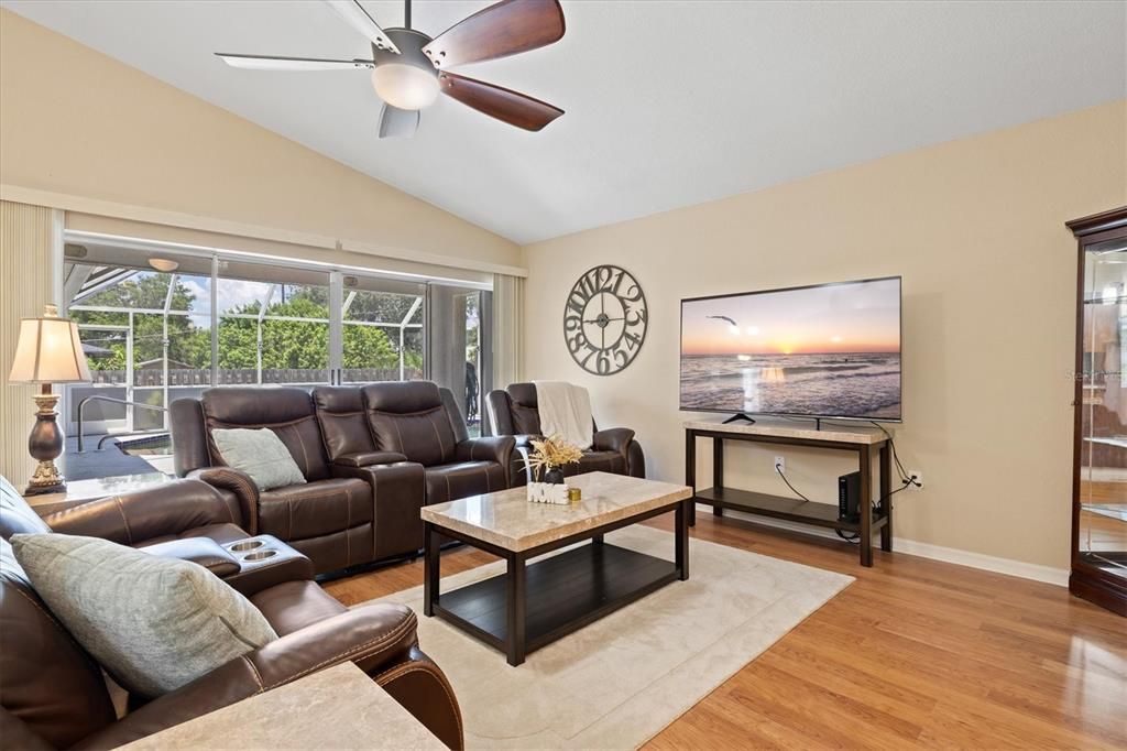 合同活跃: $395,000 (3 贝兹, 2 浴室, 2066 平方英尺)