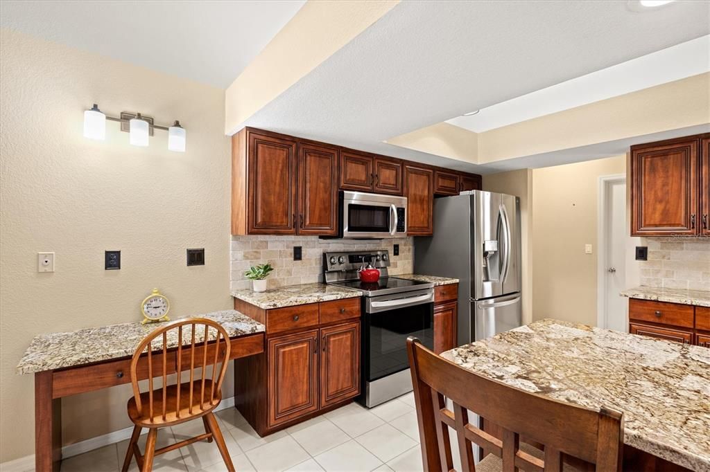 合同活跃: $395,000 (3 贝兹, 2 浴室, 2066 平方英尺)