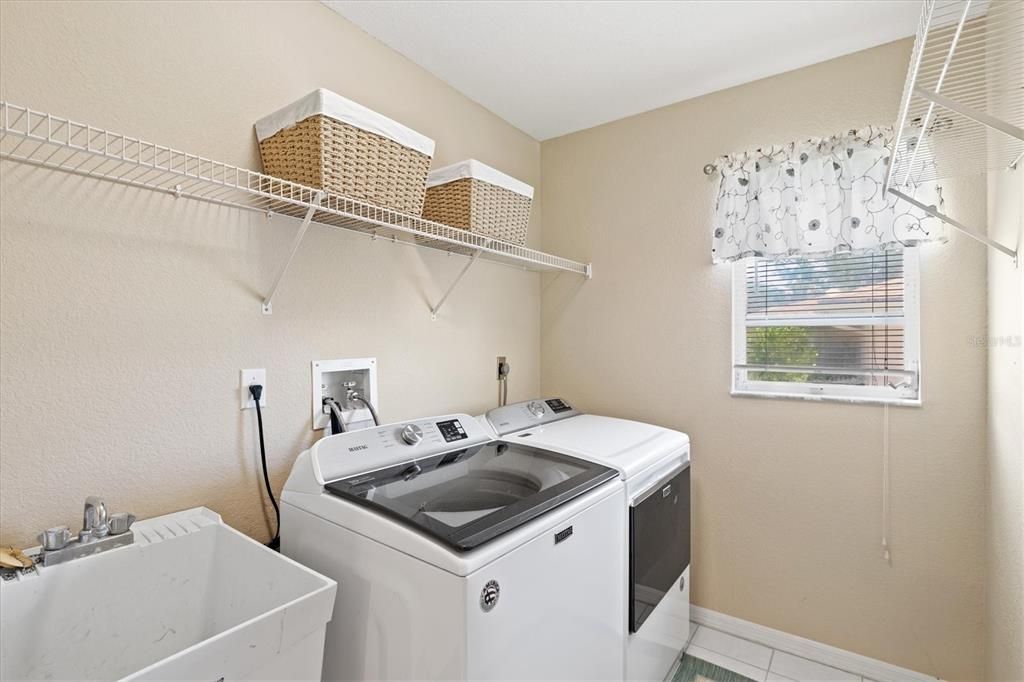 合同活跃: $395,000 (3 贝兹, 2 浴室, 2066 平方英尺)