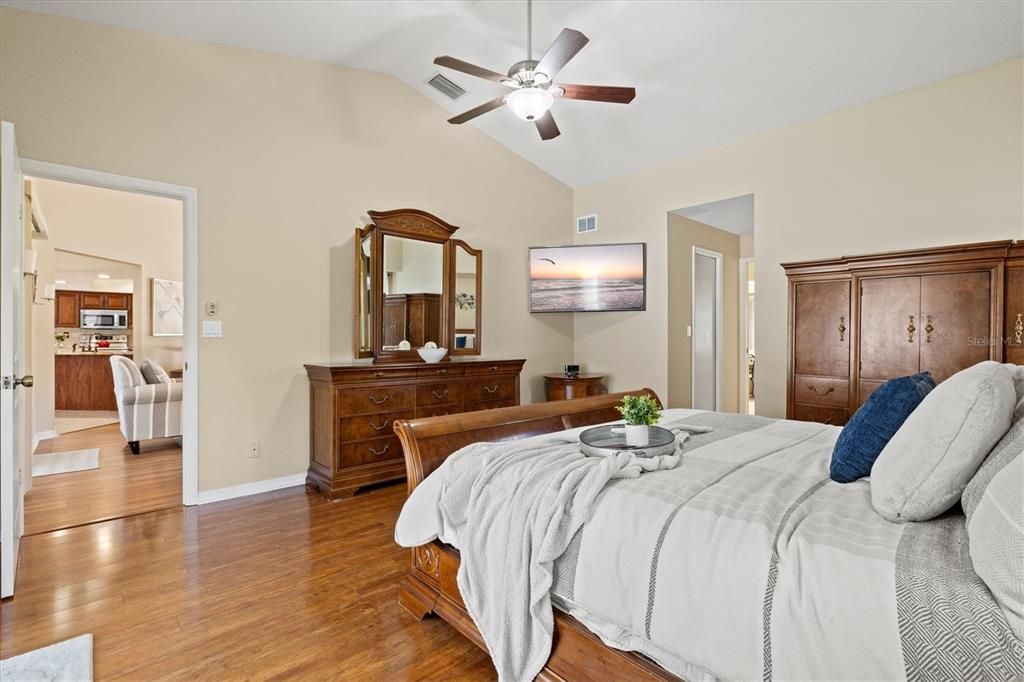 合同活跃: $395,000 (3 贝兹, 2 浴室, 2066 平方英尺)