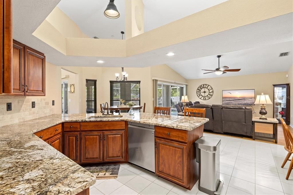 合同活跃: $395,000 (3 贝兹, 2 浴室, 2066 平方英尺)