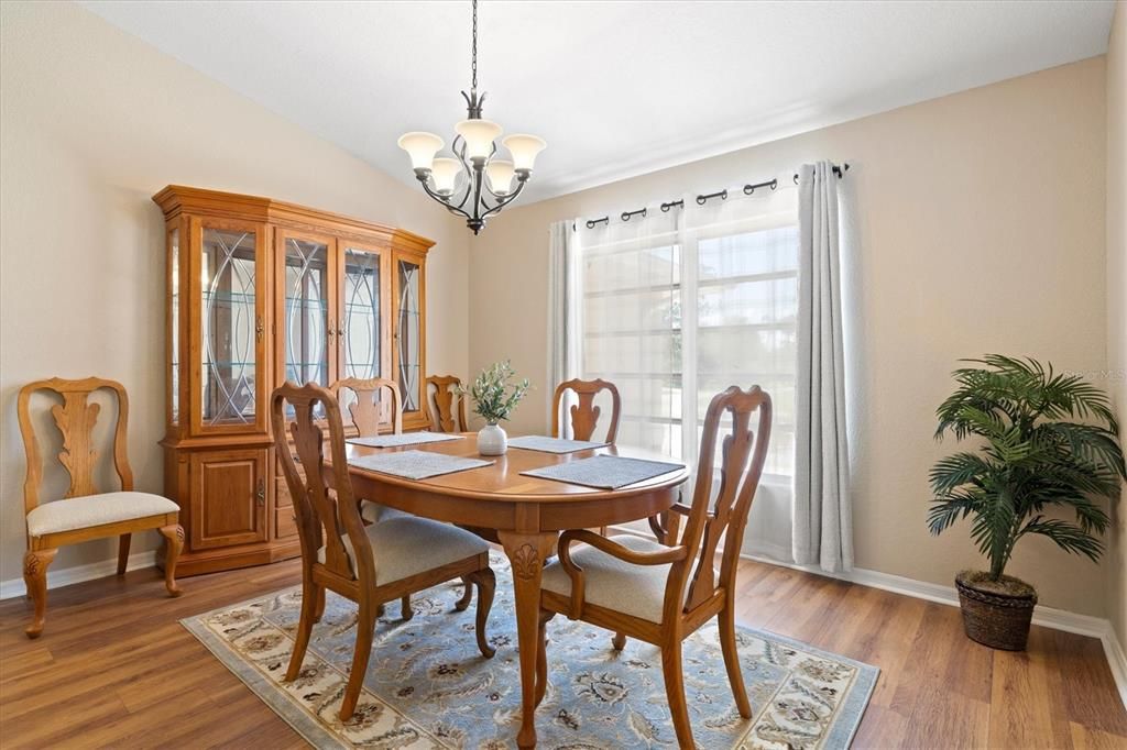 合同活跃: $395,000 (3 贝兹, 2 浴室, 2066 平方英尺)