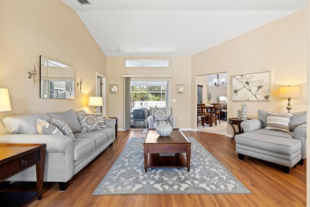 合同活跃: $395,000 (3 贝兹, 2 浴室, 2066 平方英尺)