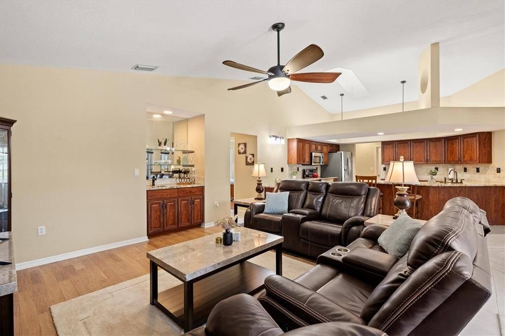 合同活跃: $395,000 (3 贝兹, 2 浴室, 2066 平方英尺)