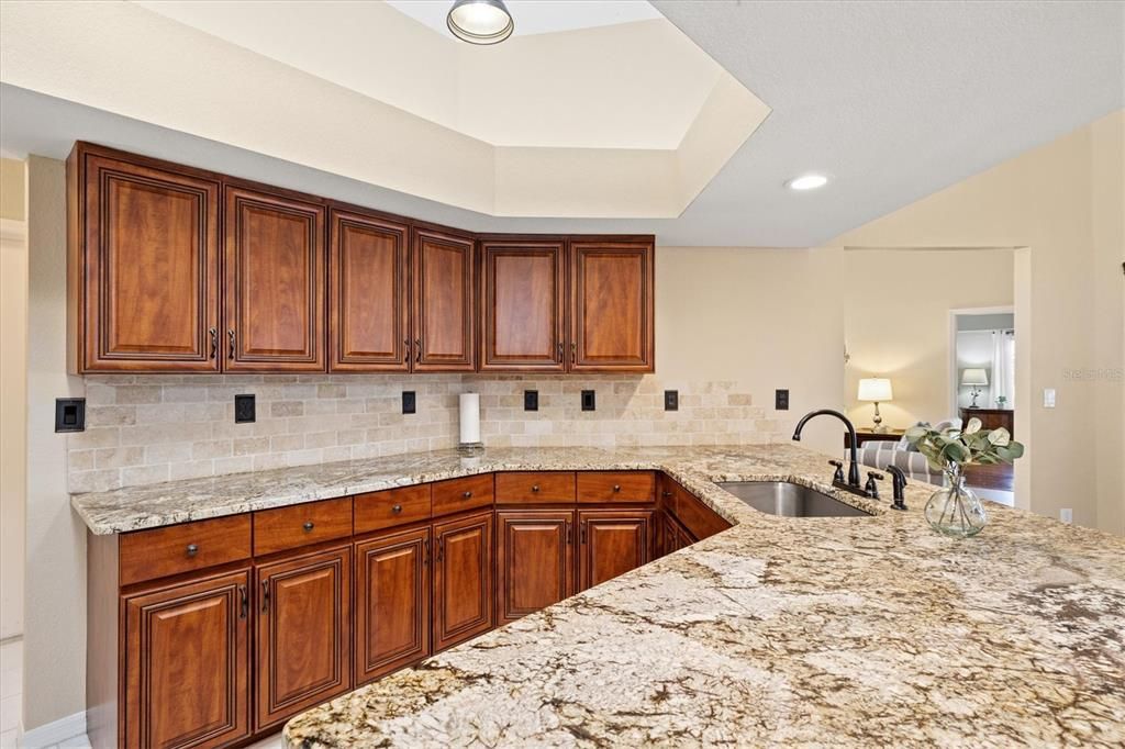 合同活跃: $395,000 (3 贝兹, 2 浴室, 2066 平方英尺)