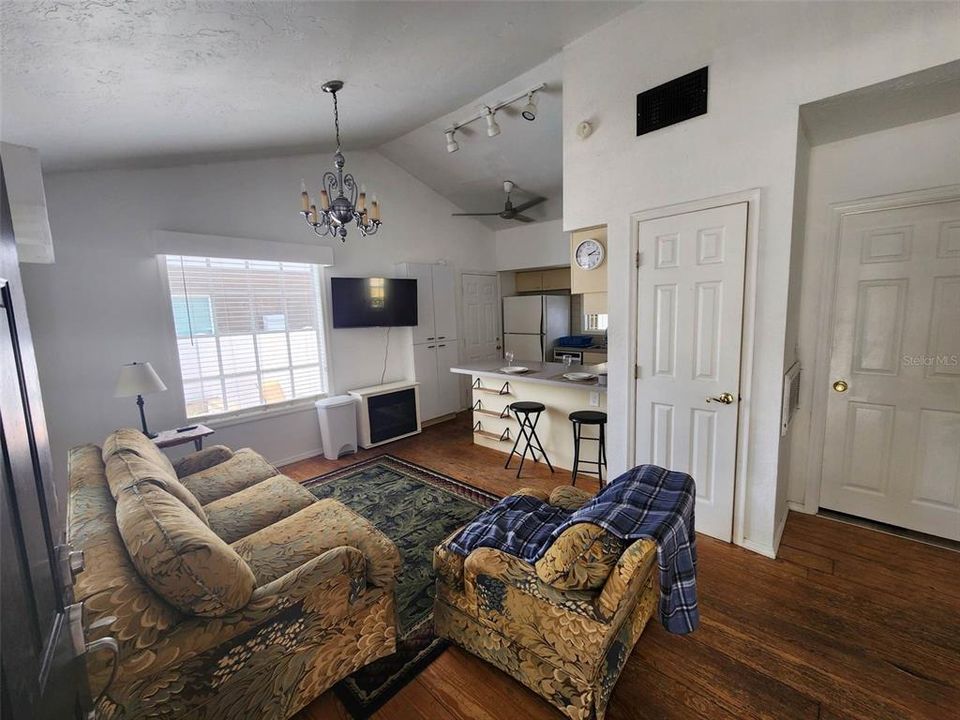 待售: $600,000 (2 贝兹, 0 浴室, 1127 平方英尺)