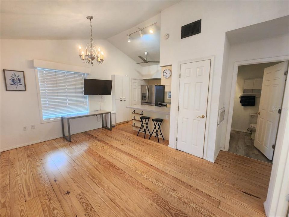 待售: $600,000 (2 贝兹, 0 浴室, 1127 平方英尺)