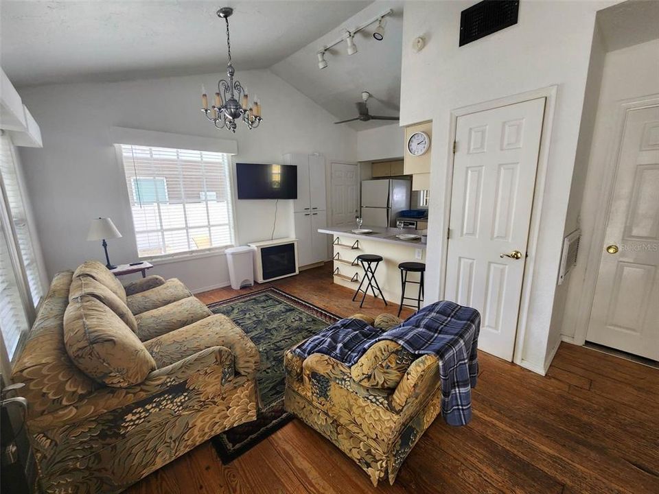 待售: $600,000 (2 贝兹, 0 浴室, 1127 平方英尺)