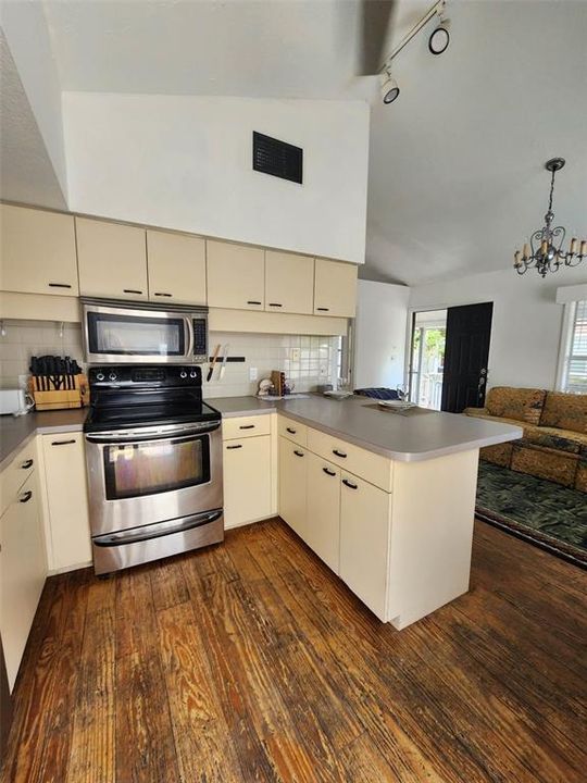 待售: $600,000 (2 贝兹, 0 浴室, 1127 平方英尺)