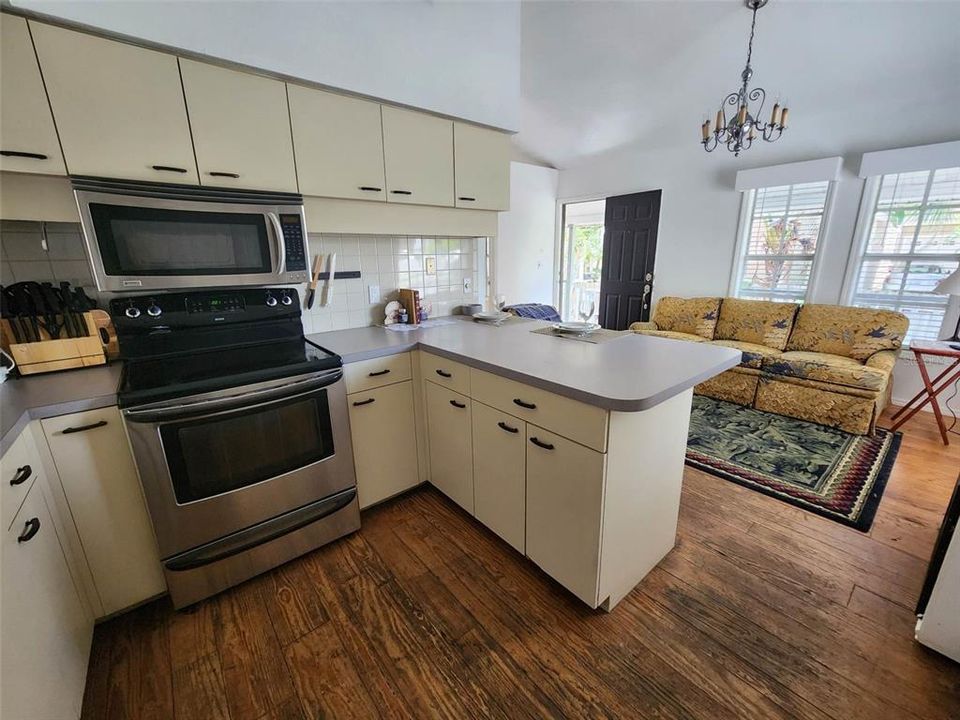 待售: $600,000 (2 贝兹, 0 浴室, 1127 平方英尺)