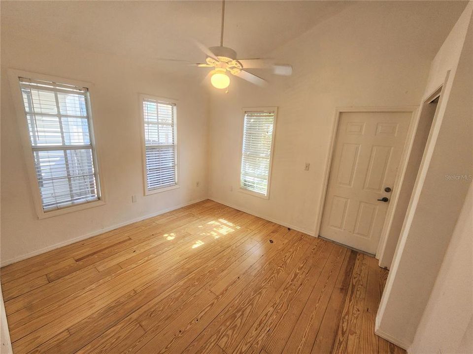 待售: $600,000 (2 贝兹, 0 浴室, 1127 平方英尺)